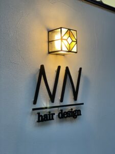 美容室NN hair designの外灯とロゴ